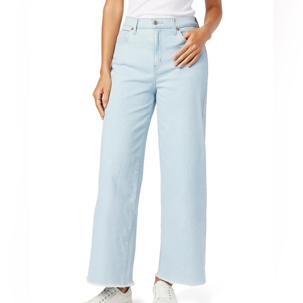 Distressed Levi’s Light Blue Women's Jeans